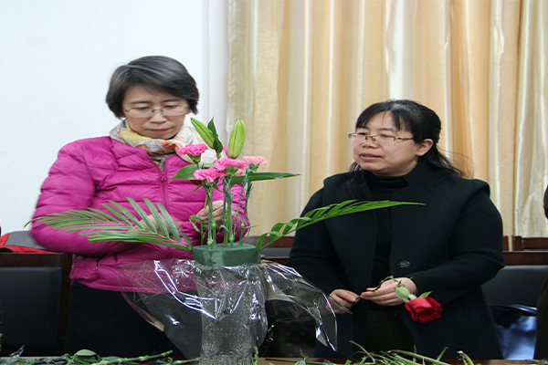bet36365官网举办“花开巾帼,情融经管”教职工艺术插花大赛 bet36365官网举办“花开巾帼,情融经管”教职工艺术插花大赛